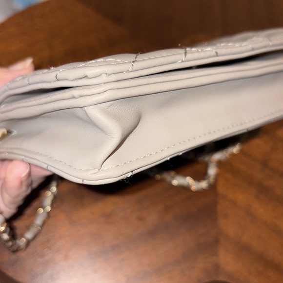 Bebe   Crossbody bag  quilted front and back  vegan leather  gray/ gold tone EUC - Picture 14 of 16